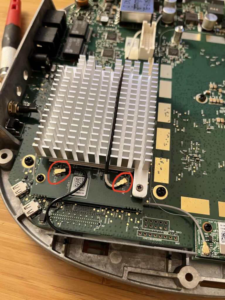 Antenna connectors on the RF card
