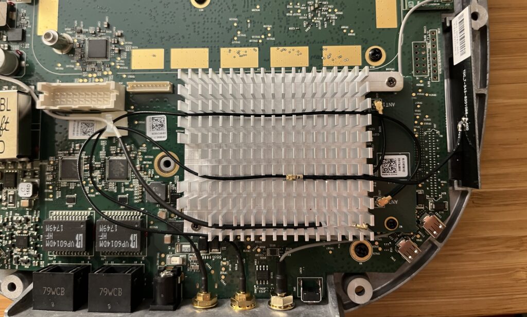 New antenna cables routed to the connectors, and old cables tucked into the heatsink.
